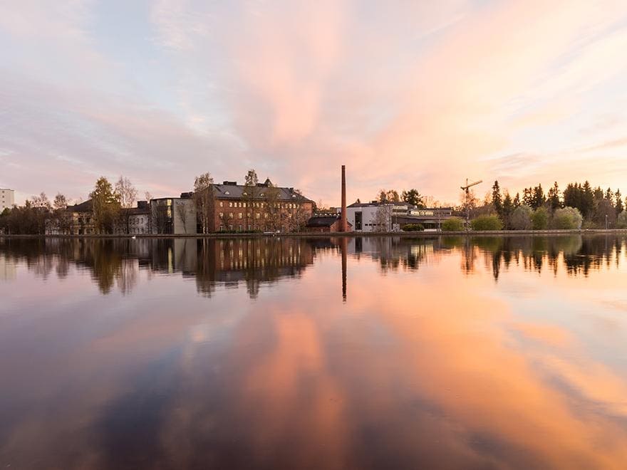 Lasaretinsaari iltaruskossa Oulujoelta päin.