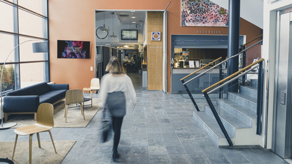 Nainen kävelee hotelli Lasaretin aulassa